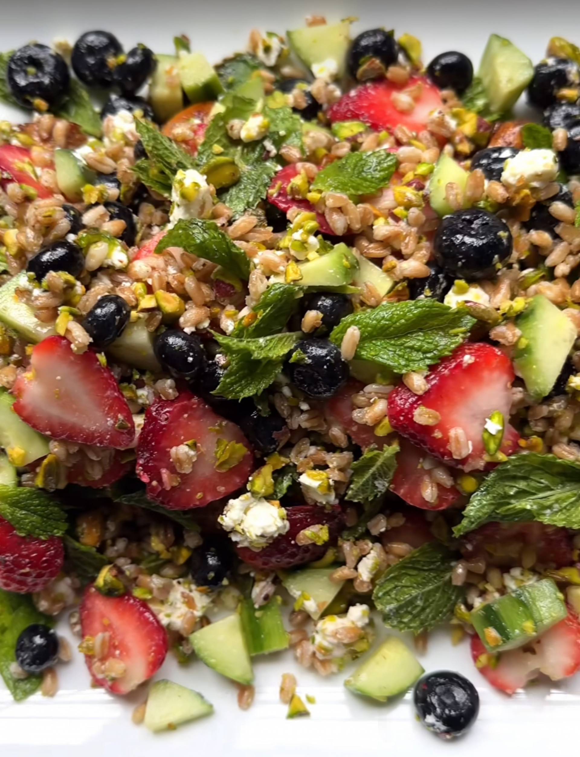 GF Balsamic Farro Salad with Berries and Grilled Chicken no Farro
